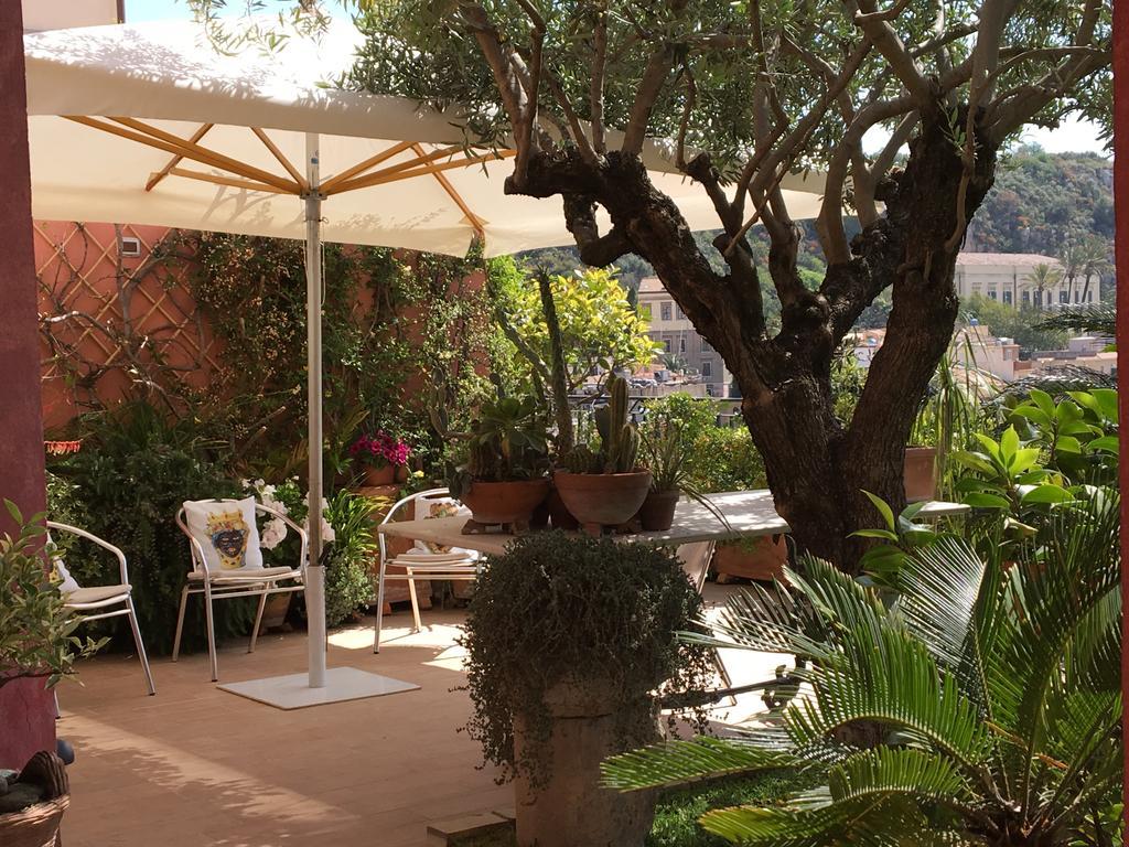 タオルミーナ Rocca Castello Bed & Breakfast エクステリア 写真