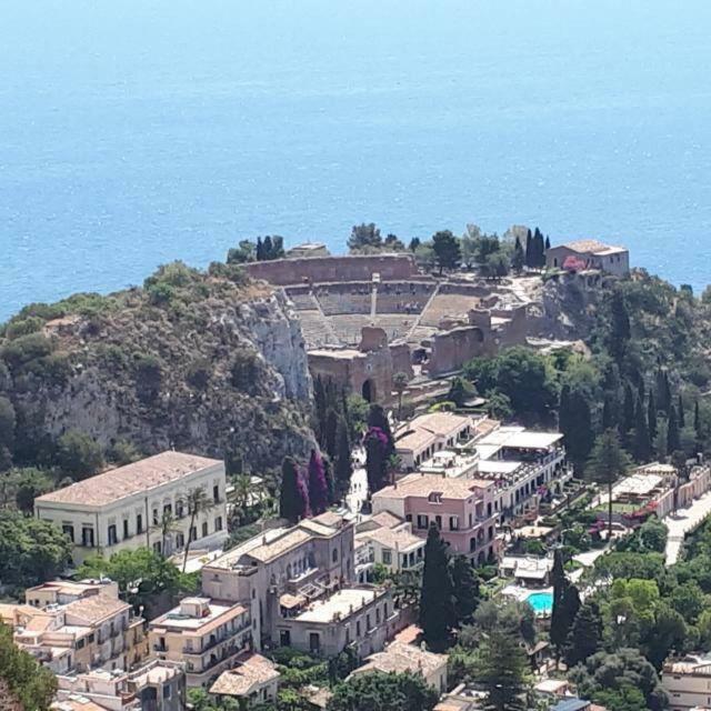 タオルミーナ Rocca Castello Bed & Breakfast エクステリア 写真